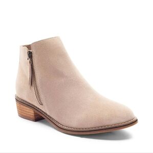 Blondo Women's Linda Waterproof Suede Tan Ankle Bootie Boots Light Tan Size 9